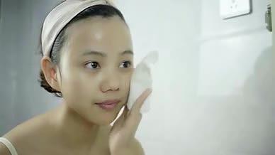 4K实拍女性护肤洗脸擦脸画面视频素材视频的预览图